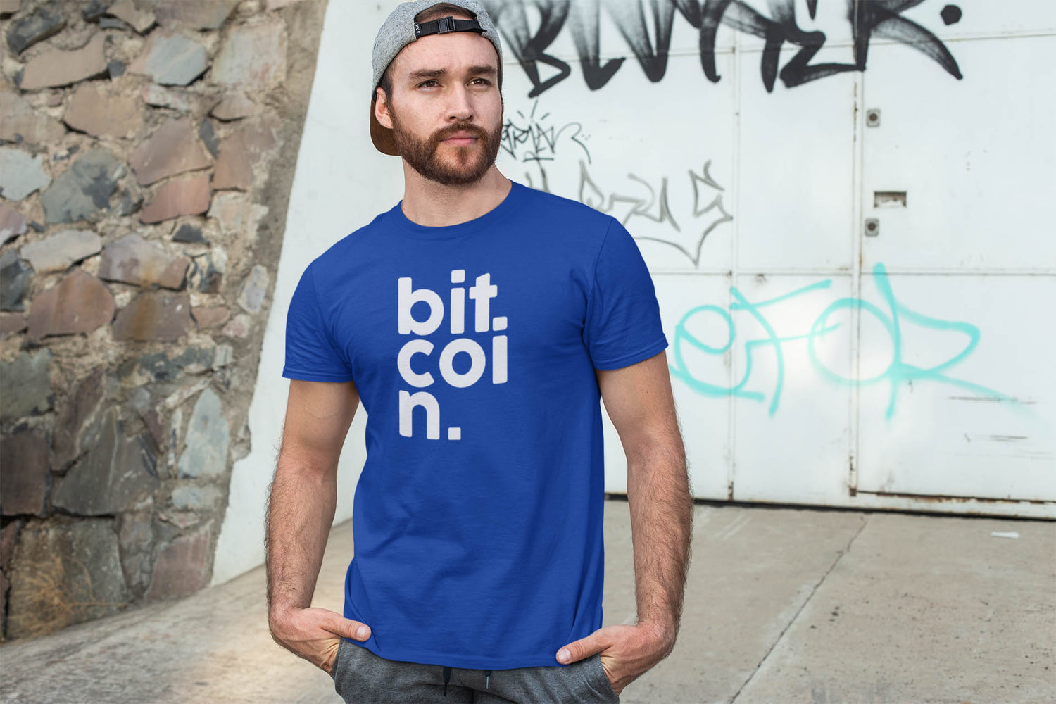 Max mit blauem Bitcoin T-Shirt